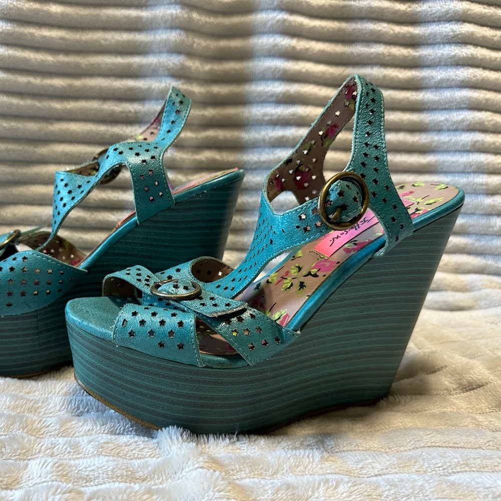 Betsy Johnson vintage star print wedges
